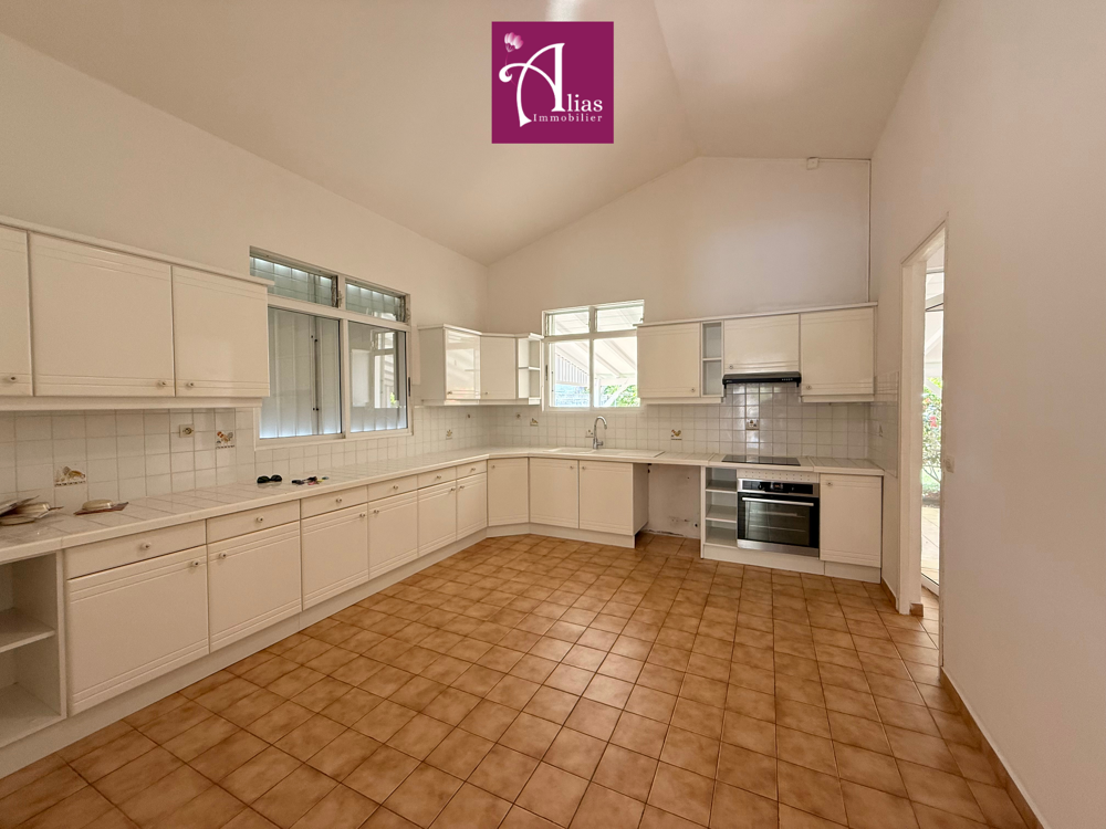 Location Maison location villa F5 avec entretien piscine et jardin  inclus Petit bourg