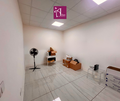   � Louer - Local RDC 65m2 - Jarry 