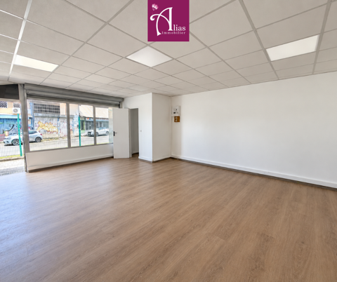   À louer   Local de 40 m2, rez-de-chaussée   Entièrement rénové   Morne Vergain, Les Abymes 