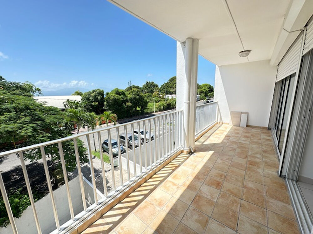 APPARTEMENT T3 DE 95 M2 ENVIRON AVEC TERRASSE, GARAGE FERMÉ, PISCINE, CITERNE ET TENNIS - L'HOUEZEL