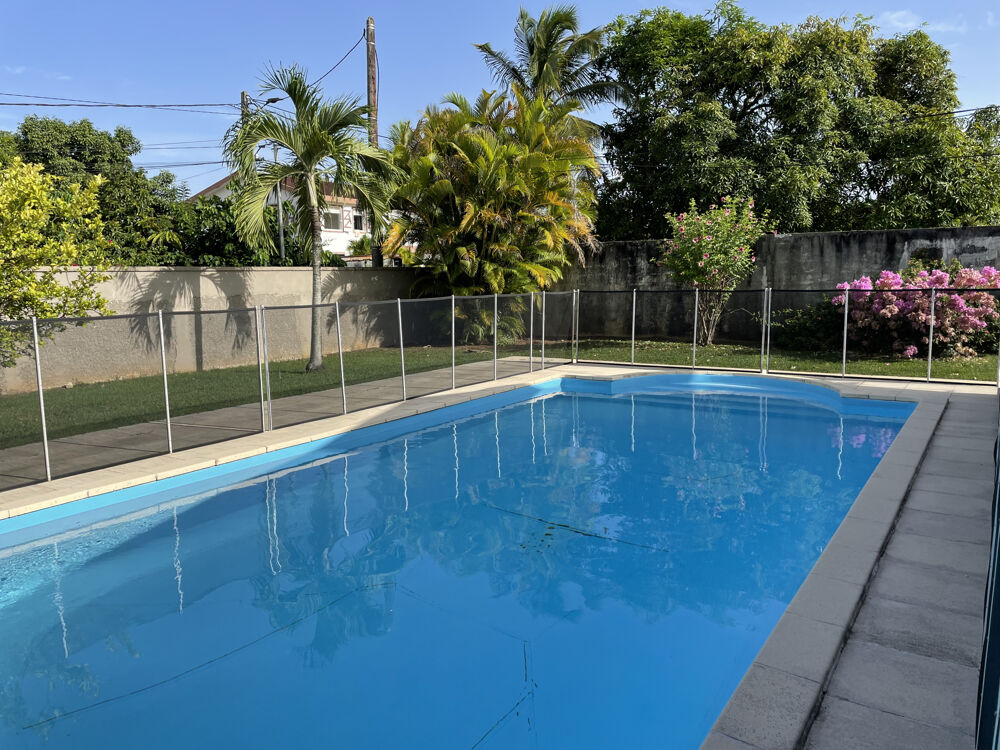 Location Maison location villa F5 avec entretien piscine et jardin  inclus Petit bourg