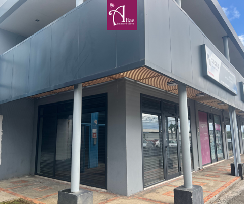 &Agrave; Louer - Local commercial 45m2 avec visibilit&eacute; et parking- RDC - JARRY 1260 97122 Baie mahault