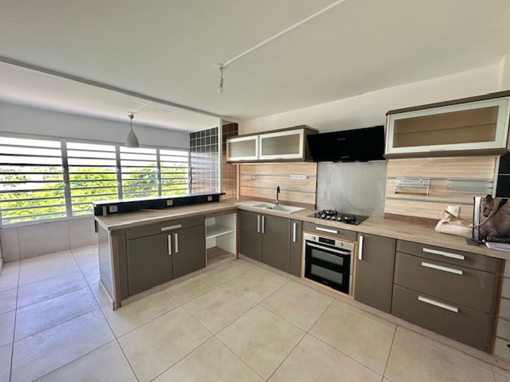 APPARTEMENT T3 DE 95 M2 ENVIRON AVEC TERRASSE, GARAGE FERMÉ, PISCINE, CITERNE ET TENNIS - L'HOUEZEL
