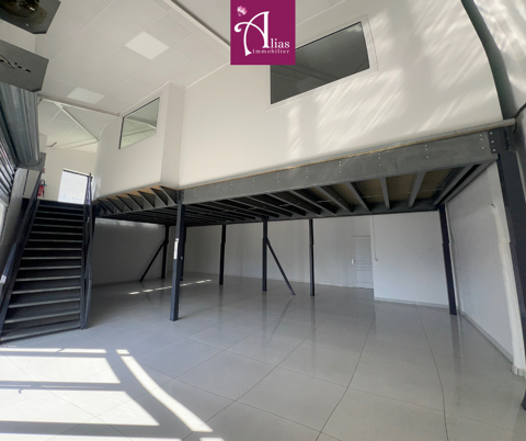 &Agrave; louer - Local commercial 181m2 avec mezzanine - RDC - Jarry 3361 97122 Baie mahault