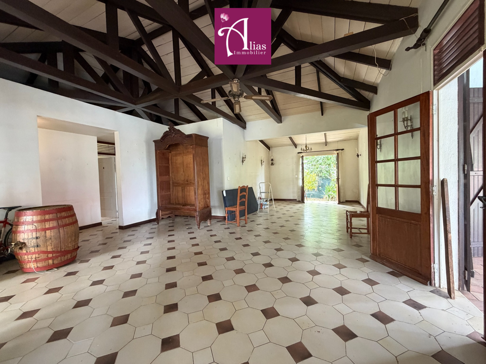 À vendre Maison à rénover F5 de 125 m2 avec piscine sur 1 001 m2 de terrain Fort potentiel - Secteur La Jail