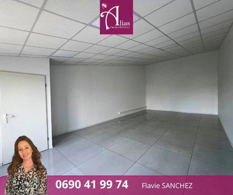 &Agrave; louer - Local r&eacute;nov&eacute; 47m2 - &eacute;tage sans ascenseur - Jarry 926 97122 Baie mahault