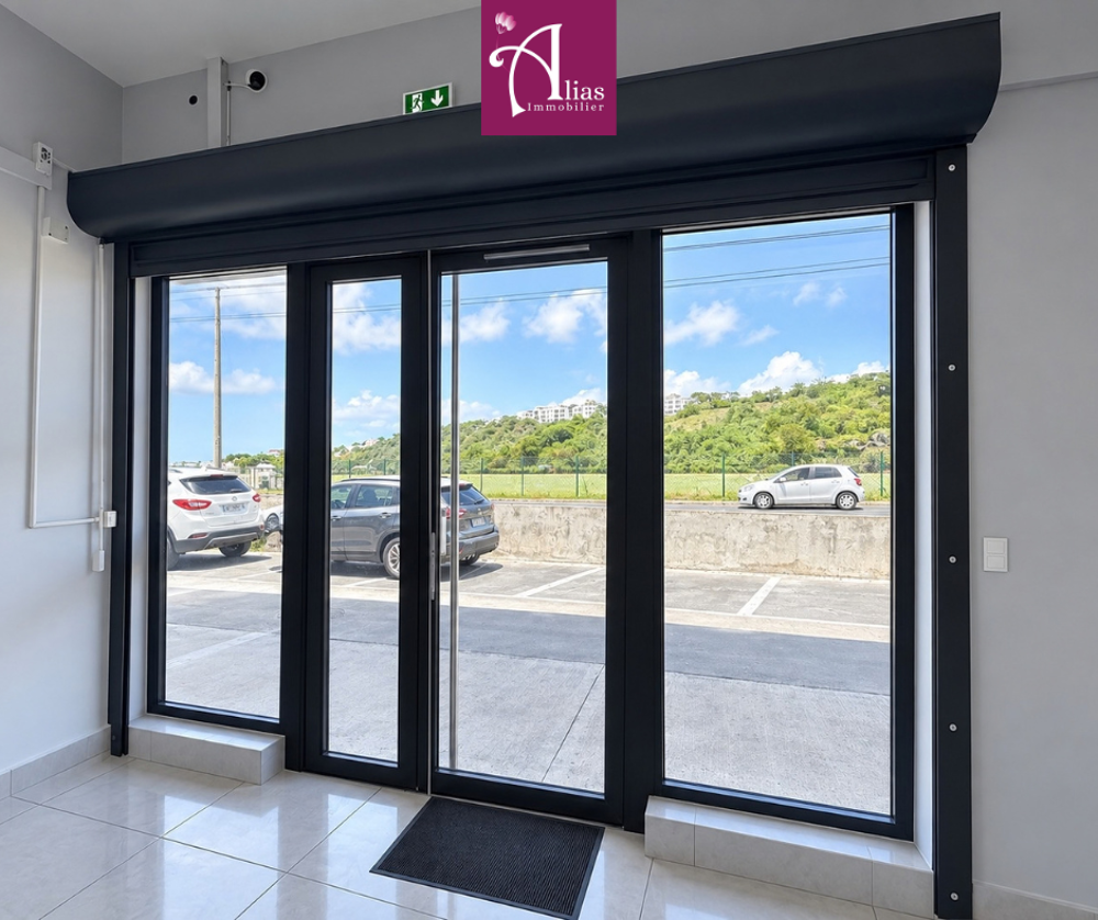   À louer   Local commercial 132 m2 avec excellente visibilité à Baillif (97123) 