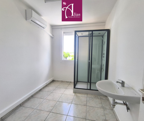 &Agrave; louer - Local professionnel 7 m2   Baie-Mahault   Proche Destreland 450 97122 Baie mahault