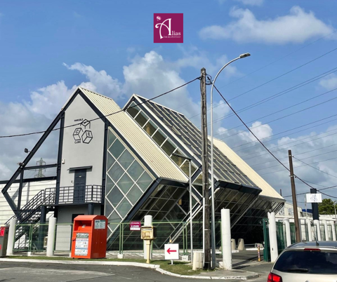 LOCAL DE 340M2 AU RDC IDEALEMENT SITUE 5500 97139 Les abymes