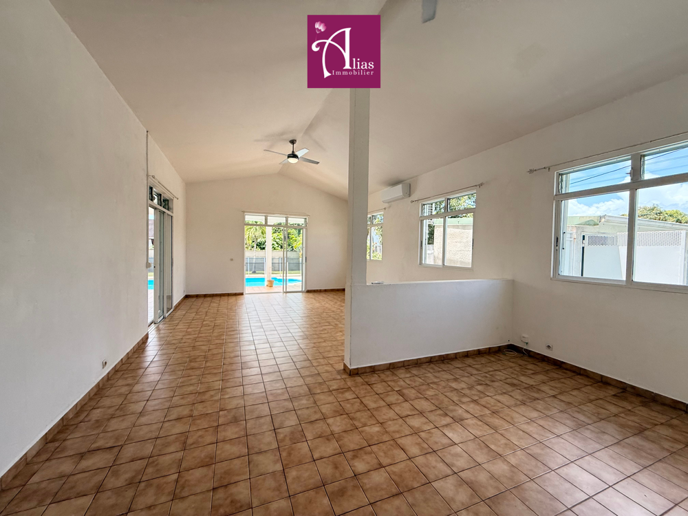 Location Maison location villa F5 avec entretien piscine et jardin  inclus Petit bourg
