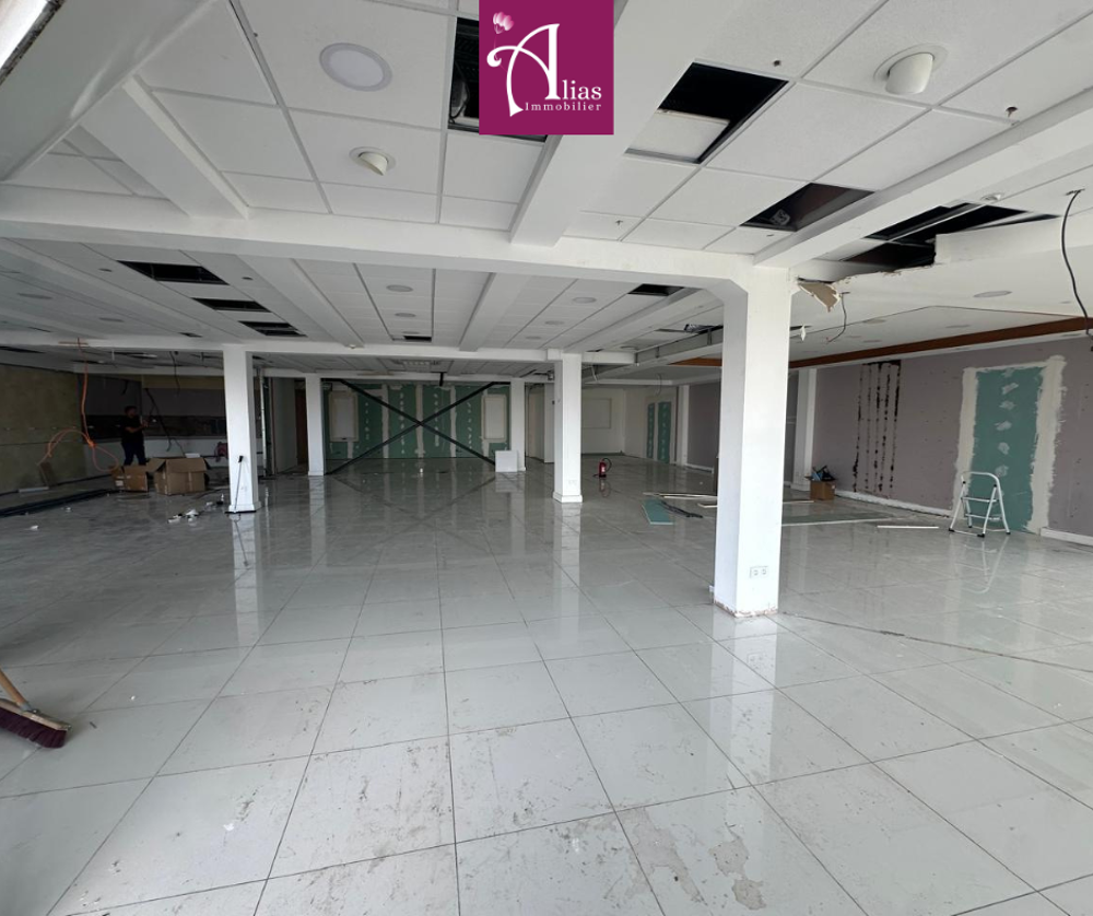   � louer - Local commercial de 255 m2 - RDC - Jarry 