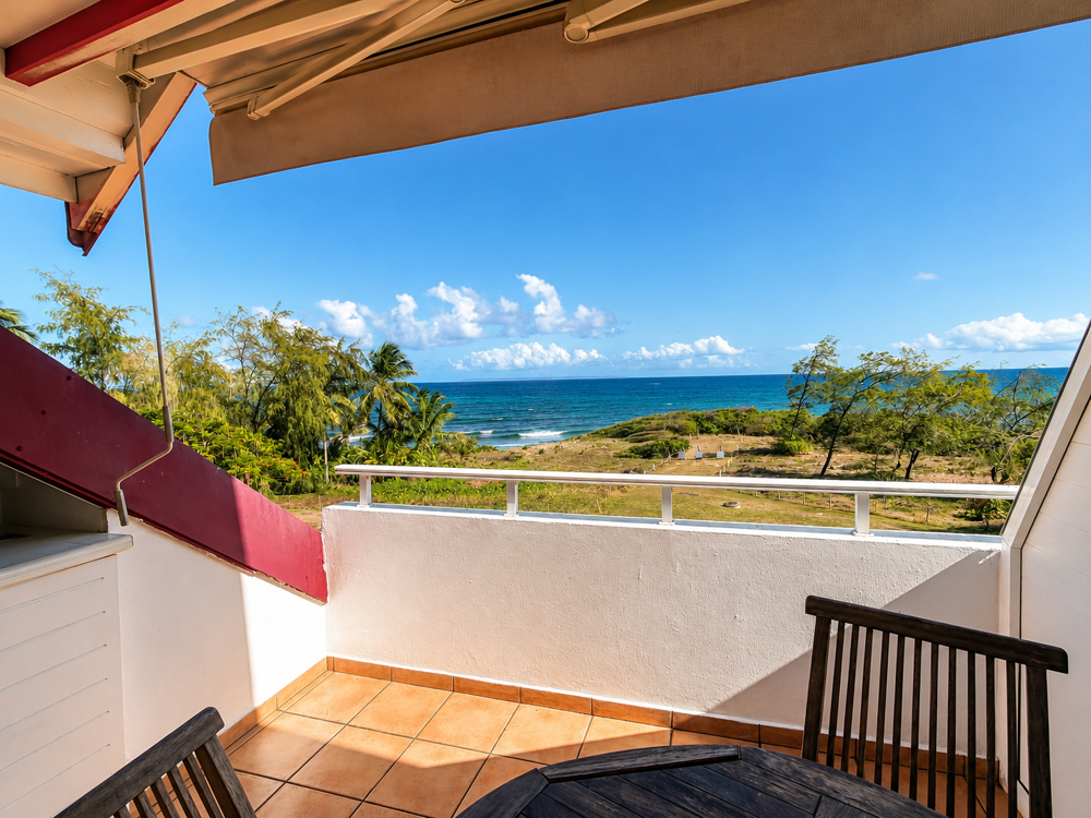 Vente Appartement Studio vue mer en première ligne à Sainte-Anne   Dernier étage   Résidence sécurisée avec accès plage Sainte anne