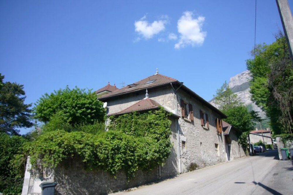 MEYLAN : 16 Ter Chemin de la villeDans petite maison avec beaucoup de cachet, grand studio équipé ...