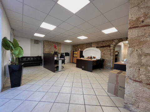   A LOUER : LOCAL COMMERCIAL HYPER CENTRE DE JASSANS 