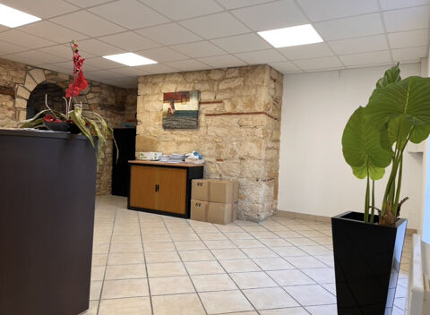   LOCAL COMMERCIAL AU COEUR DE JASSANS 