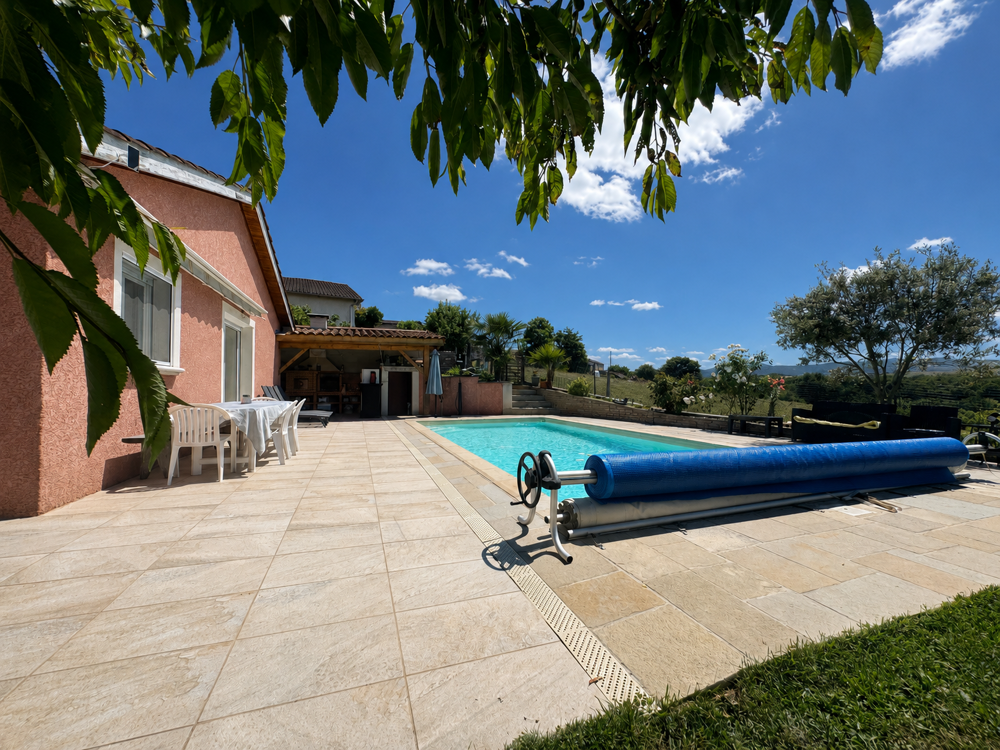 Maison individuelle  4 chambres  piscine et vue dégagée