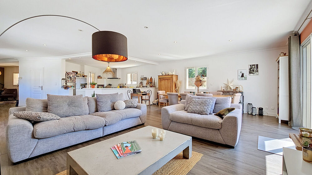 Grande maison familiale avec 5 chambres - 4 garages - terrain de 1025m2 - Hyper centre de JASSANS