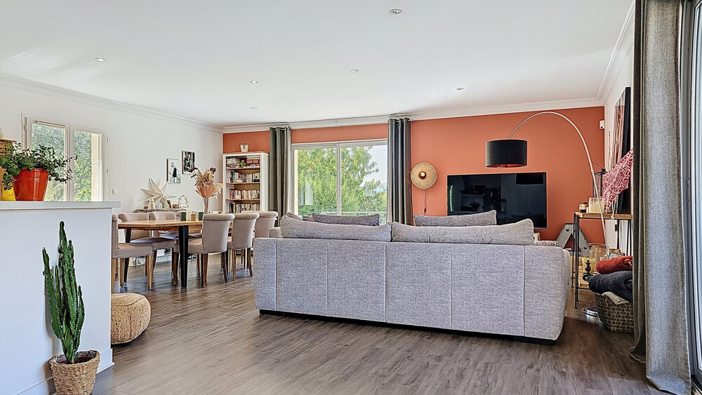 Grande maison familiale avec 5 chambres - 4 garages - terrain de 1025m2 - Hyper centre de JASSANS