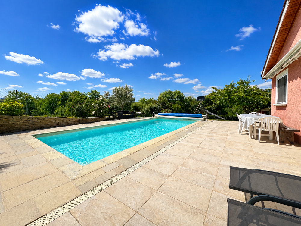 Maison individuelle  4 chambres  piscine et vue dégagée