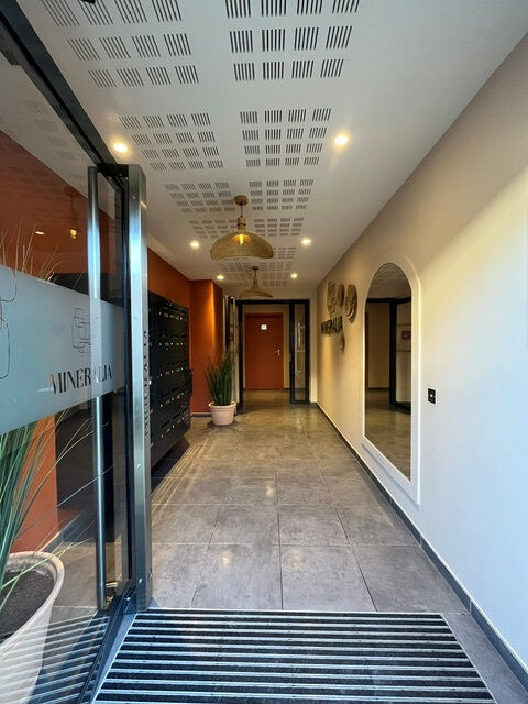   LOCAL PROFESSIONNEL 130m2 CENTRE VILLE JASSANS + 2 PARKINGS EN SS 