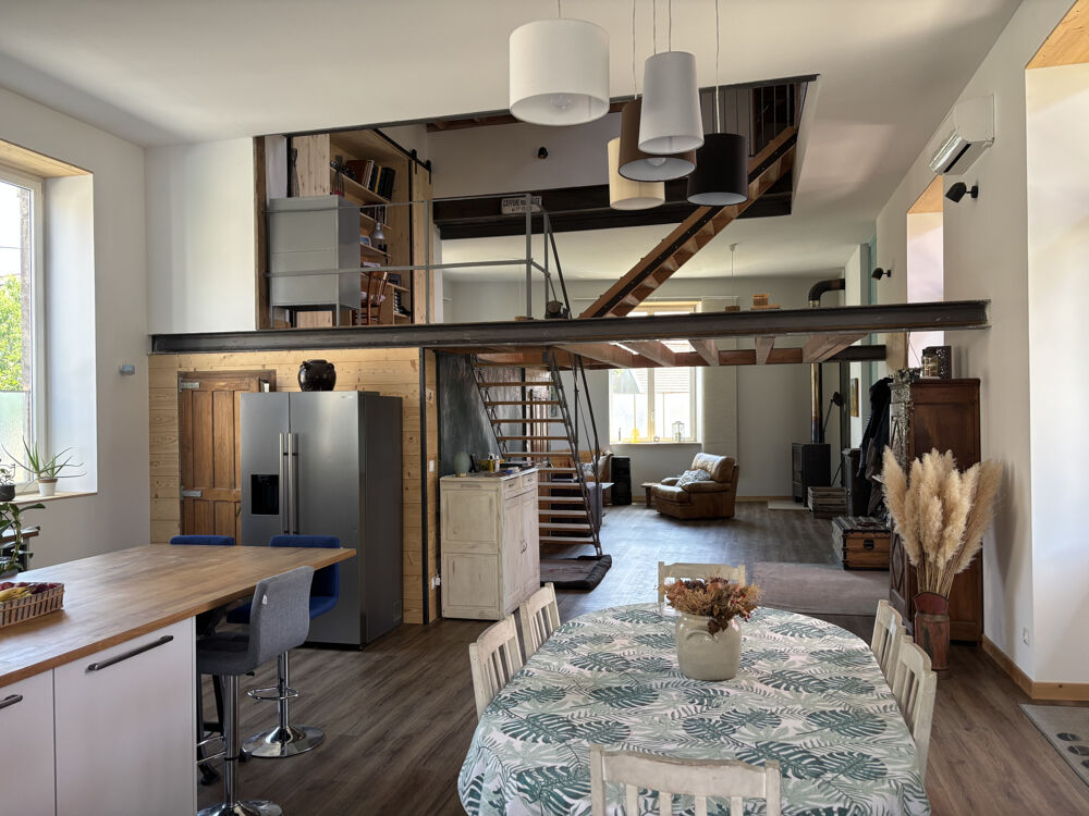 Ancienne école réhabilitée en deux logements en plein centre dAnnonay
