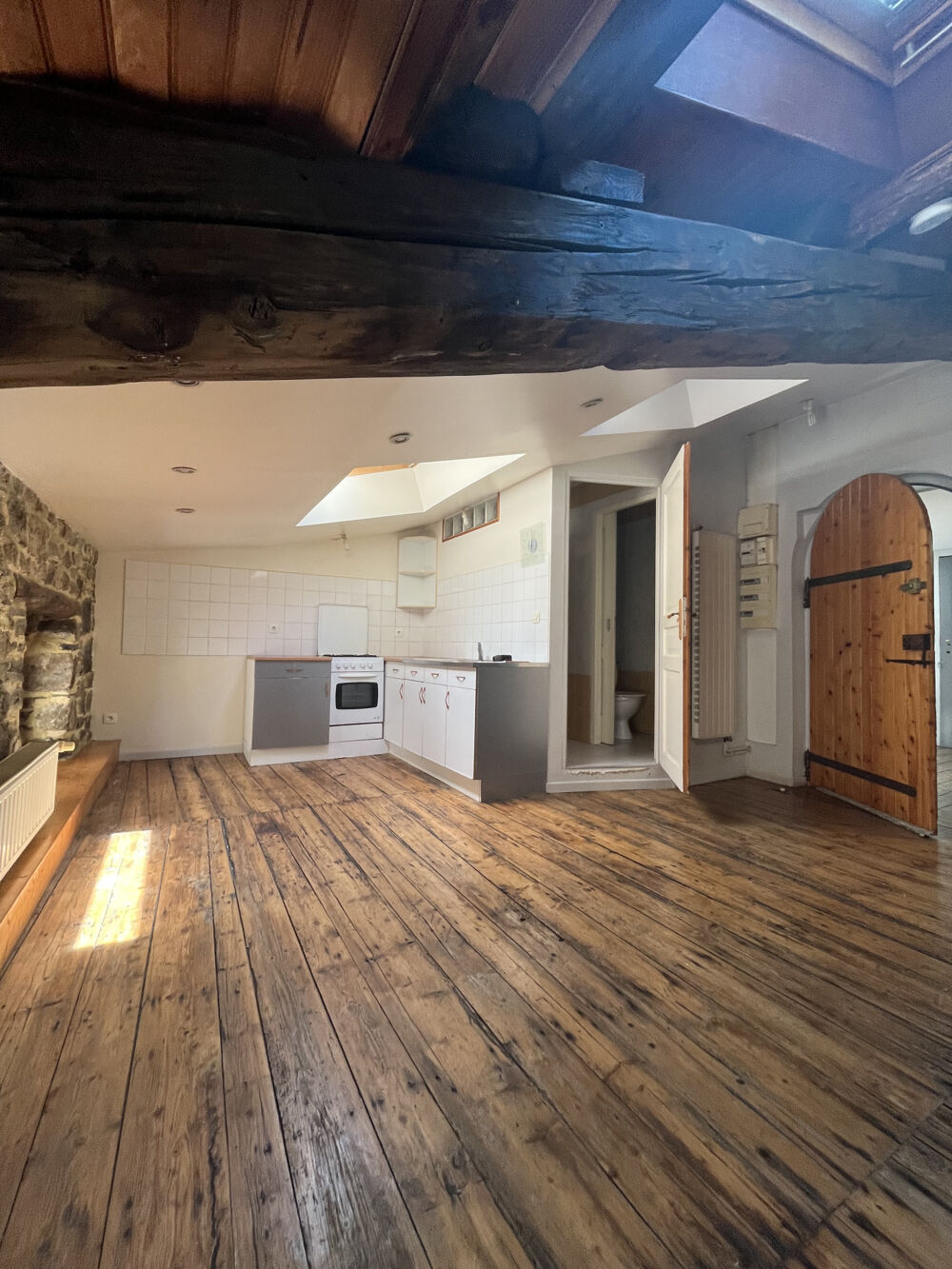 BEL APPARTEMENT ANCIEN DERNIER ETAGE RUE DE FONTANES ANNONAY