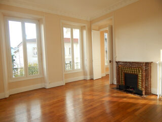  Appartement à louer 6 pièces 142 m²