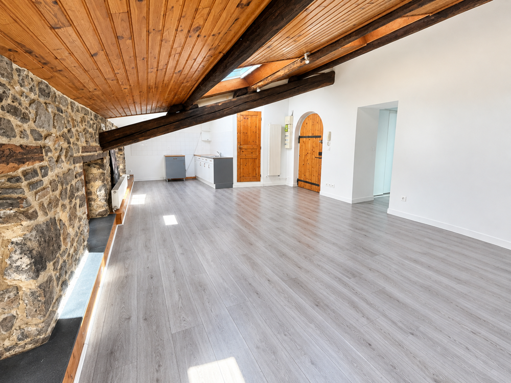 Location Appartement BEL APPARTEMENT ANCIEN DERNIER ETAGE RUE DE FONTANES ANNONAY Annonay