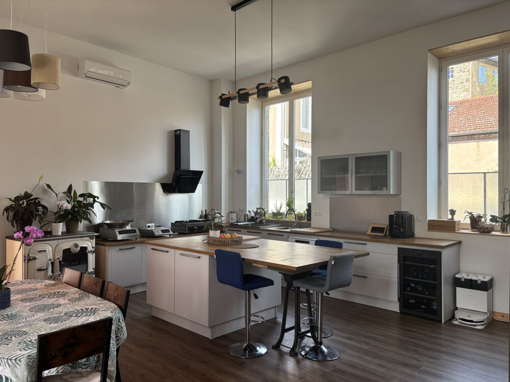 Ancienne école réhabilitée en deux logements en plein centre dAnnonay