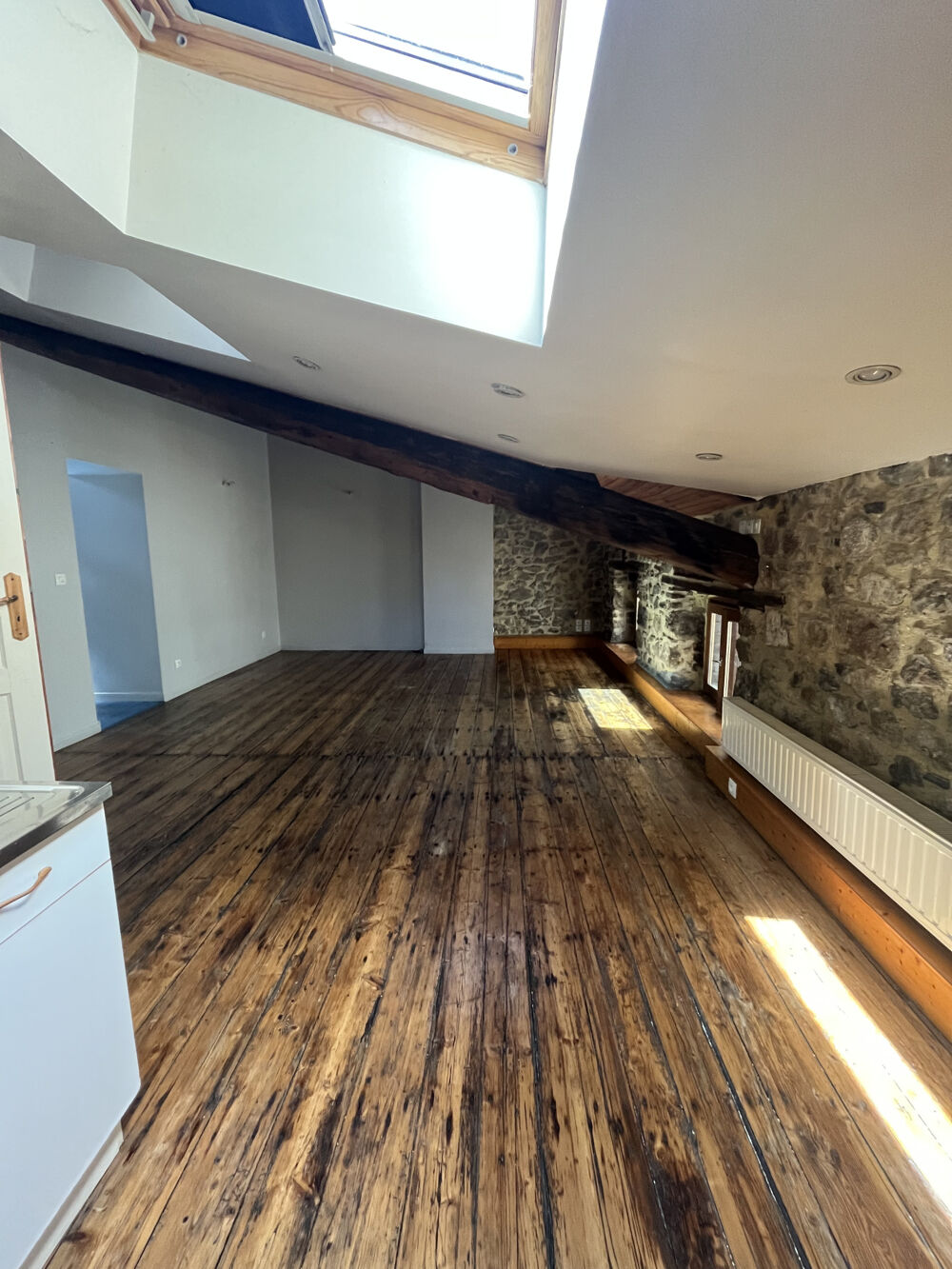 BEL APPARTEMENT ANCIEN DERNIER ETAGE RUE DE FONTANES ANNONAY