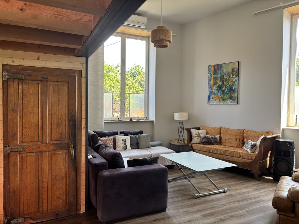 Ancienne école réhabilitée en deux logements en plein centre dAnnonay