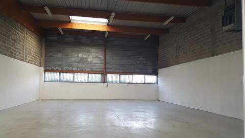   Location / Local industriel - 883 m 