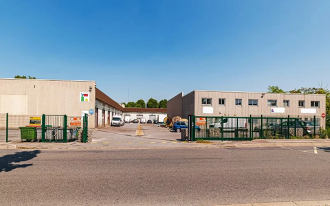   Location / Local industriel - 219 m 