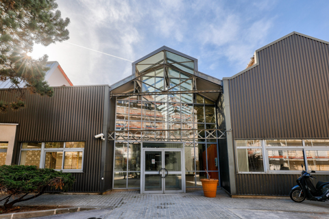 DATA IMMO vous propose à Malakoff, 3085 m² d'activité... 52702 92240 Malakoff