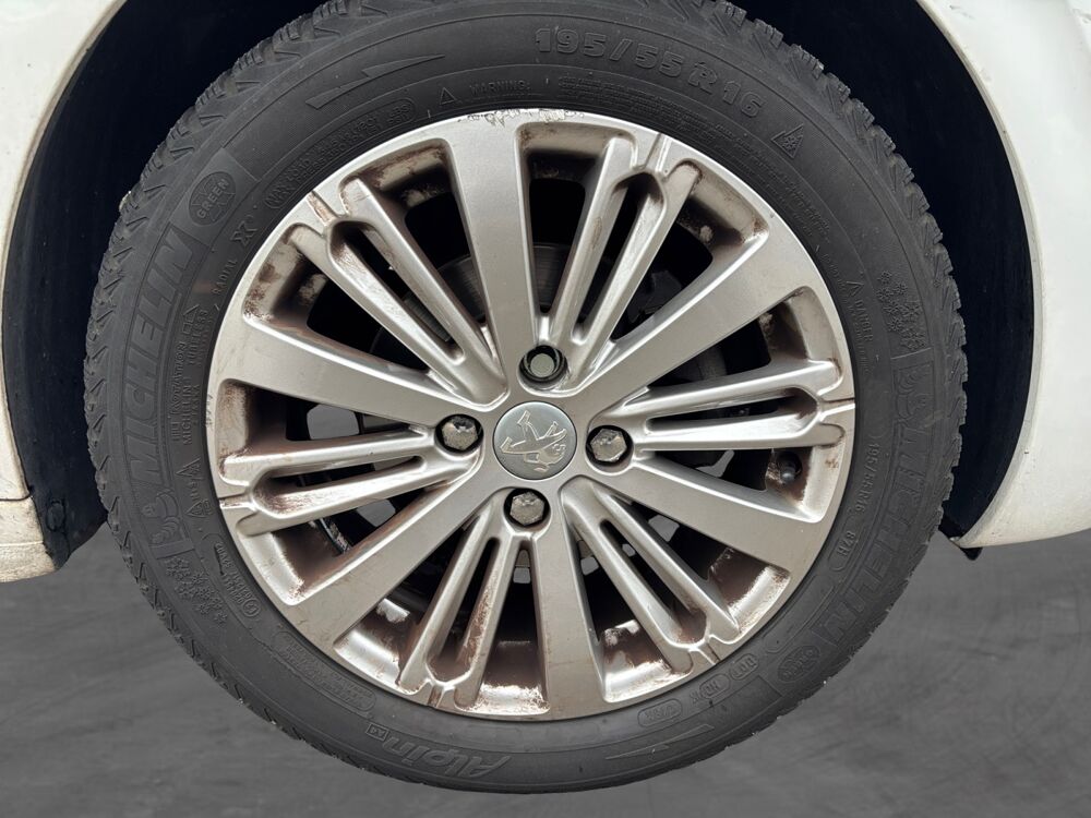 208 Allure 2015 occasion 69730 Genay