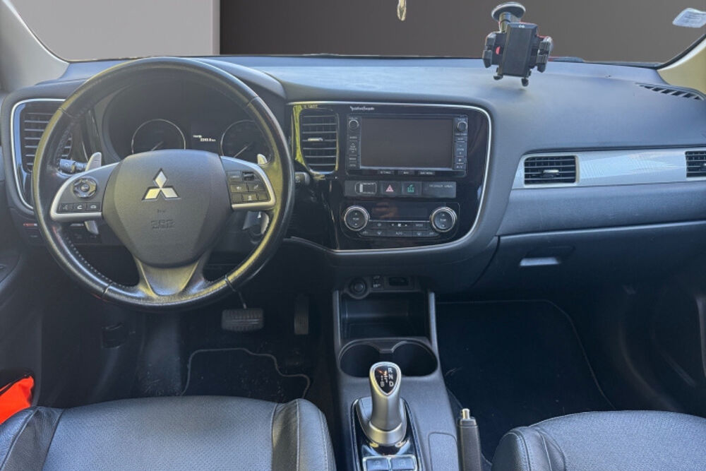 Outlander PHEV TWIN MOTOR INVITE 4WD 2014 occasion 13600 La Ciotat