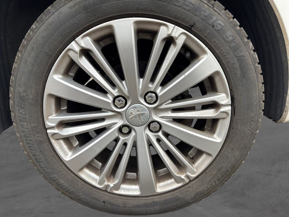 208 Allure 2015 occasion 69730 Genay