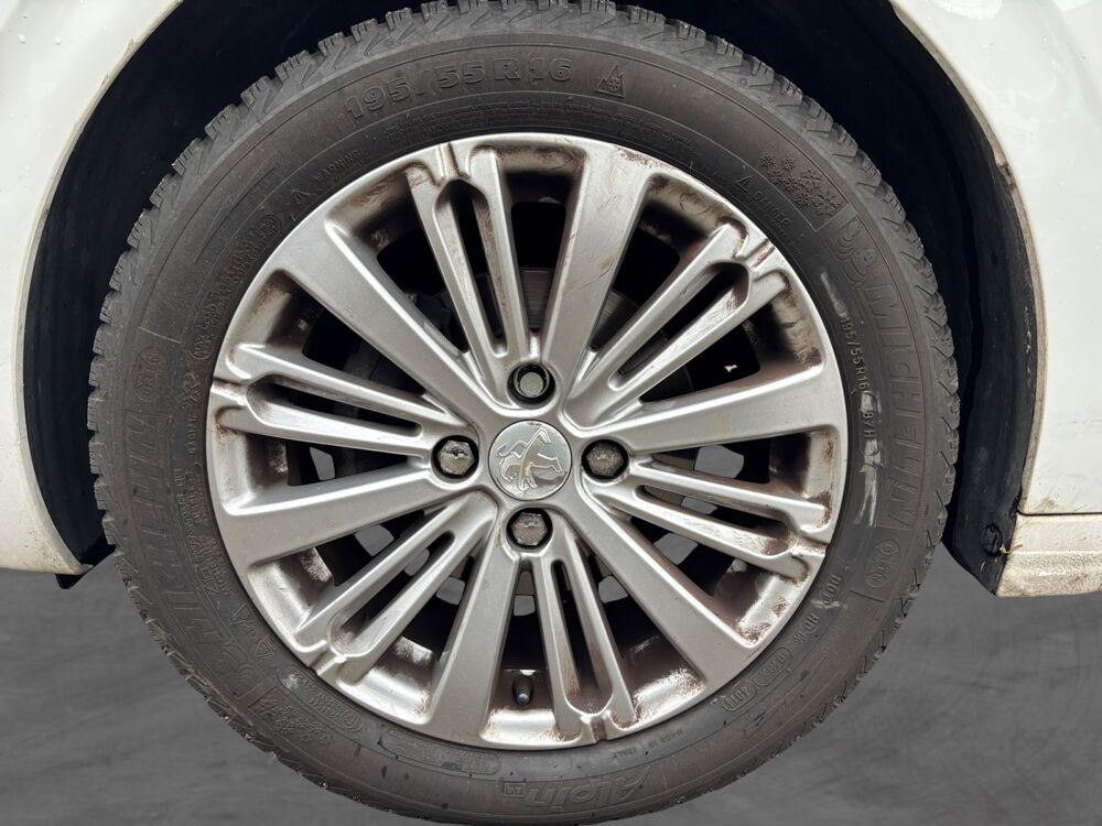 208 Allure 2015 occasion 69730 Genay