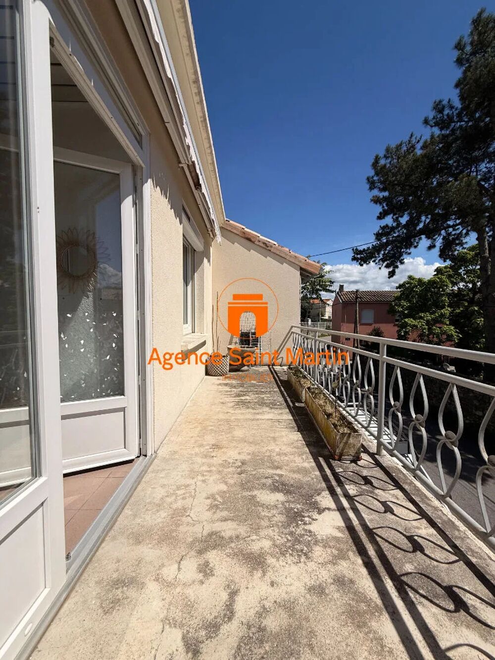Petite Maison avec Grand Garage