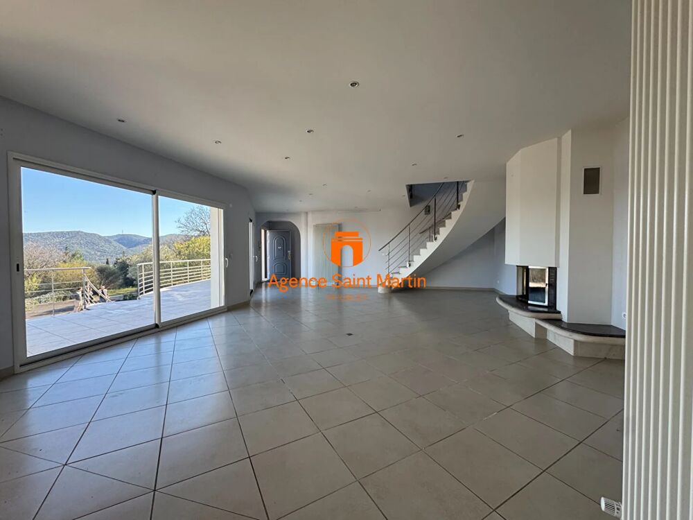 Maison 185 m² habitables sur plus de 14 000 m² de terrain avec piscine en Ardèche