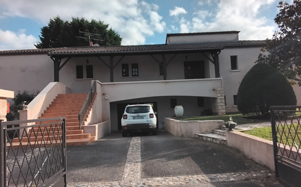 GRANDE MAISON SEMI ENTERREE
