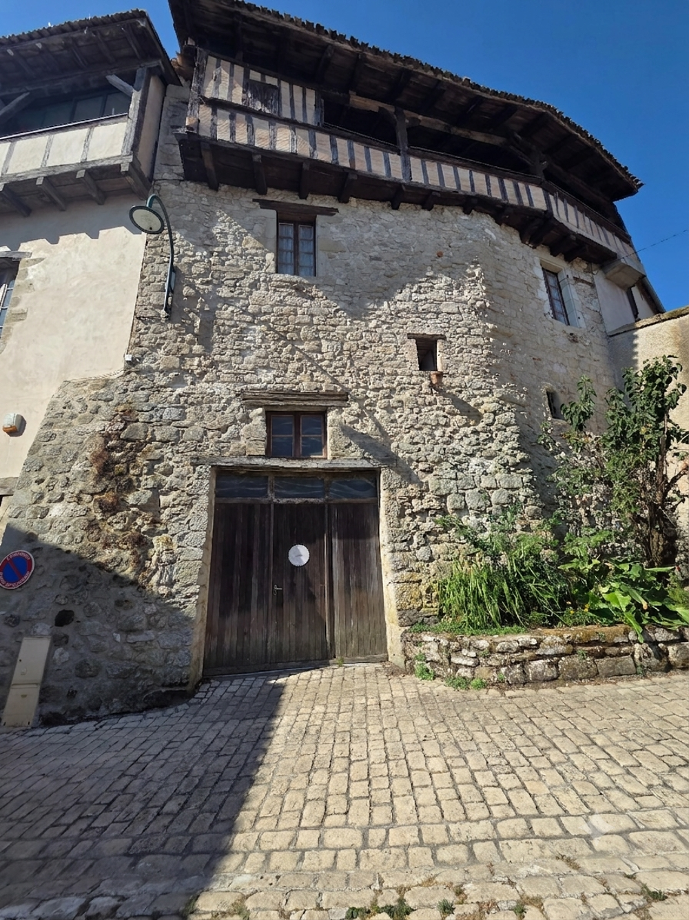 Maison de village en pierre avec fort potentiel