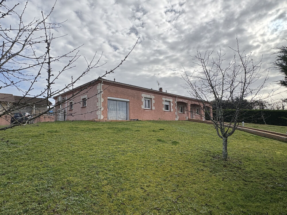 Maison de plain-pied avec terrain de 1 250 m2 et double garage