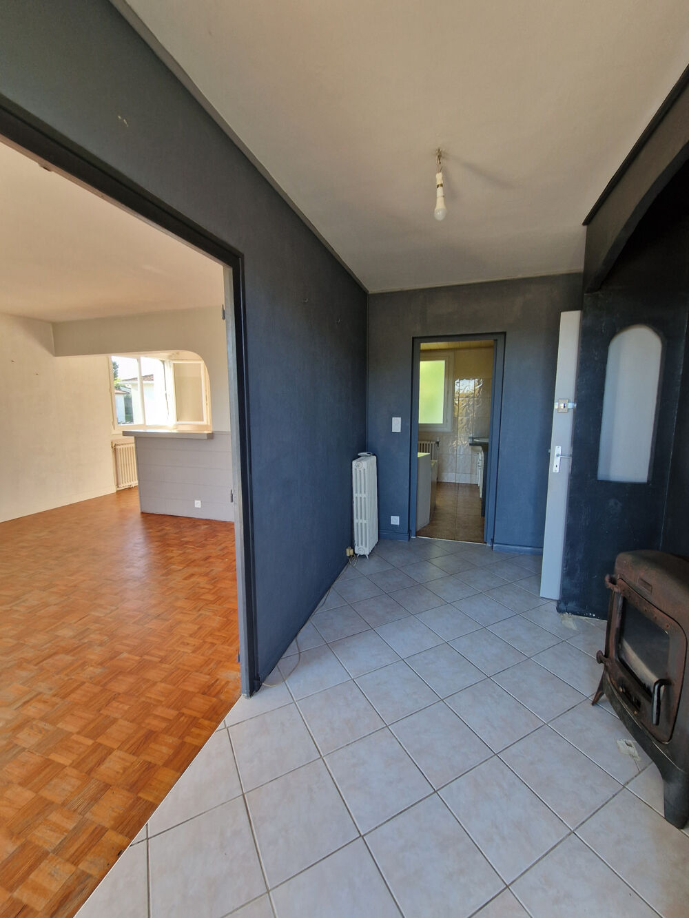 Dans un quartier calme, Maison sur sous-sol aménagé avec 4 chambres, terrain clos et arboré.