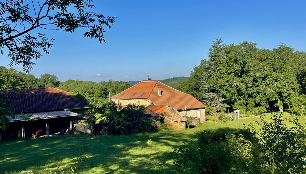 EXCLUSIVITÉ - PROPRIÉTÉ EN PIERRE DE 217 M2 HABITABLE AVEC GRANGE EN PIERRE DE 300 M2 SUR 9 HECTARES DE TERR