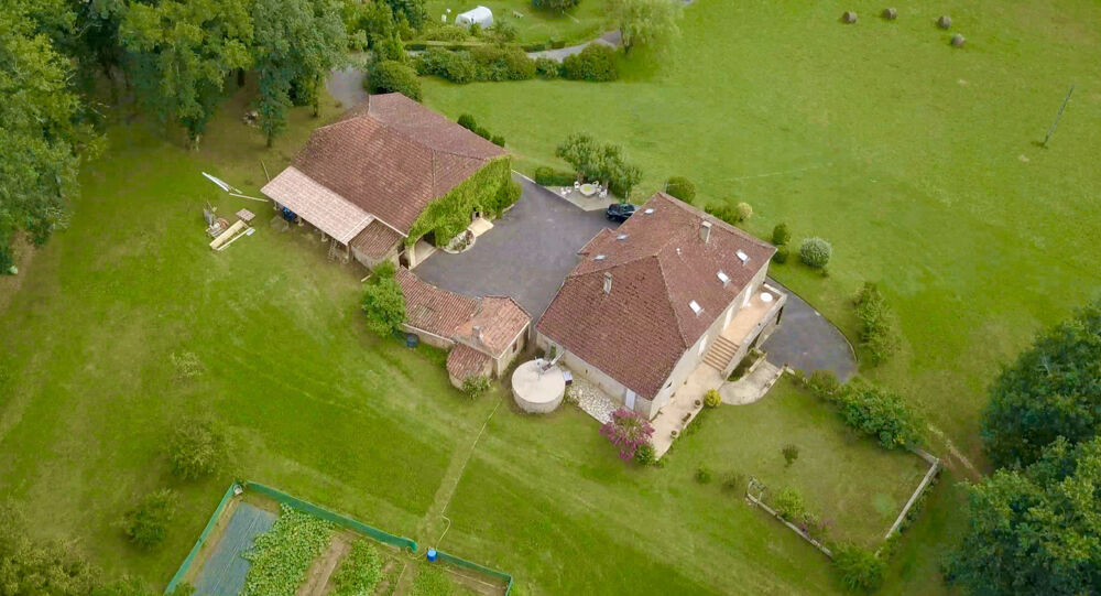 EXCLUSIVITÉ - PROPRIÉTÉ EN PIERRE DE 217 M2 HABITABLE AVEC GRANGE EN PIERRE DE 300 M2 SUR 9 HECTARES DE TERR