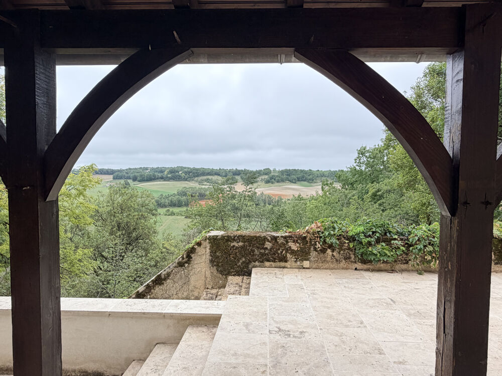 Maison en pierre avec point de vue dominant