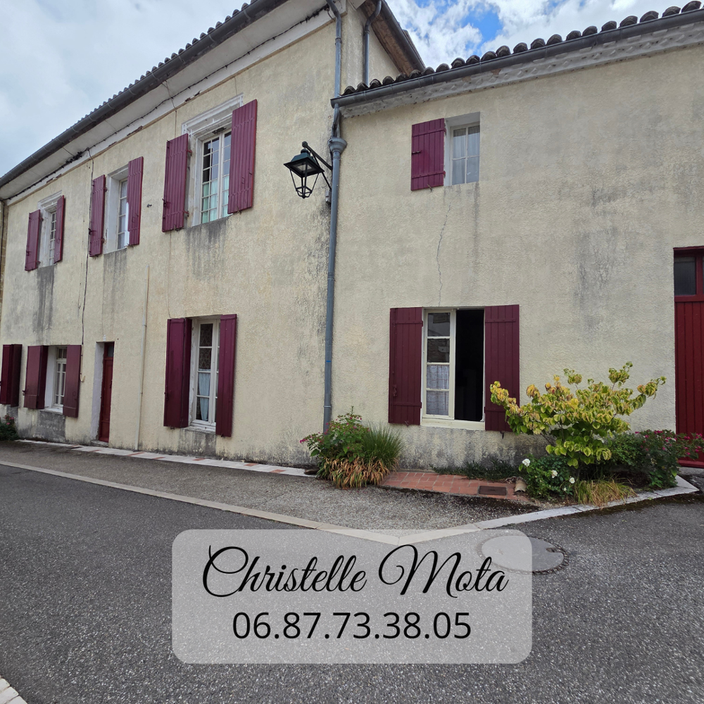 À découvrir Authentique bâtisse de caractère au coeur du village