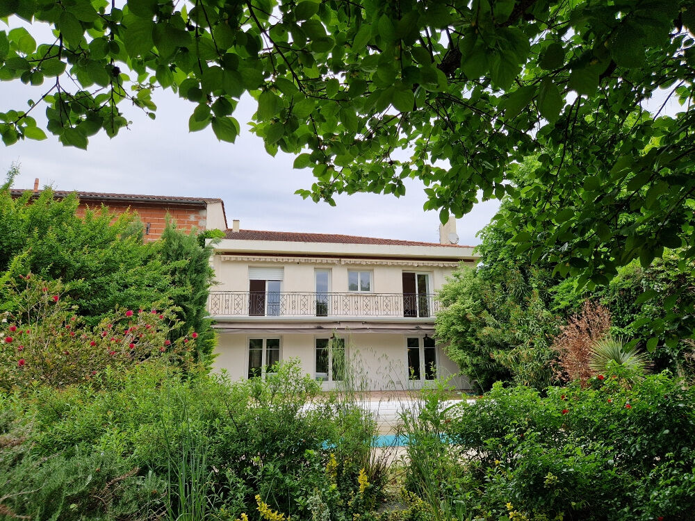 Maison bourgeoise 214 m2 en coeur de ville, avec piscine et jardin magnifique de 1300 m2. Garage, cave