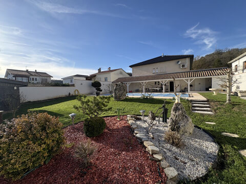   Superbe villa avec piscine chauff�e et jardin paysag� Maison - 9 pi�ce(s) - 147 m�